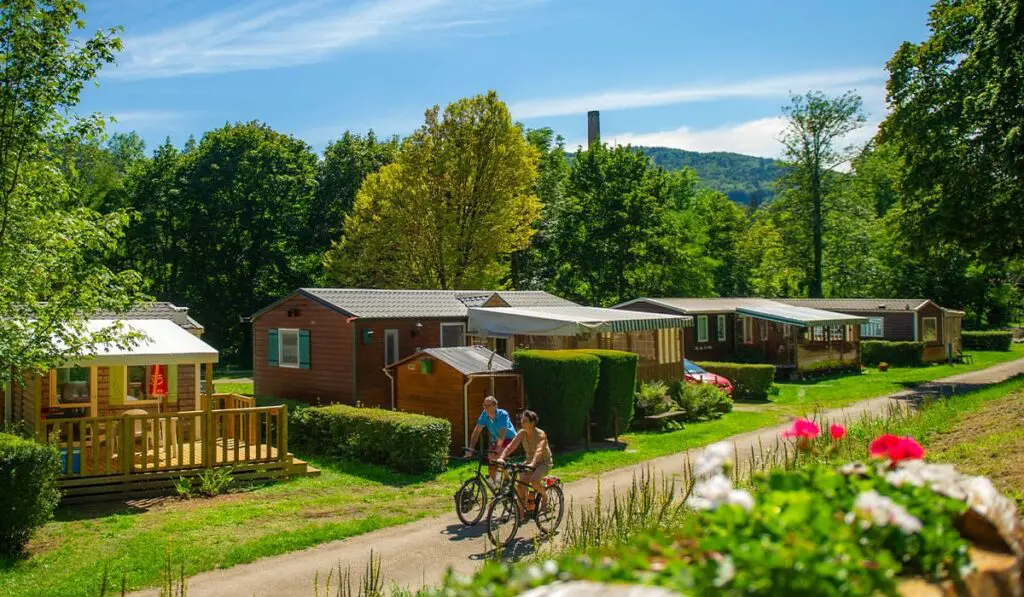 Mobil-homes à vendre dans un camping plein de verdure