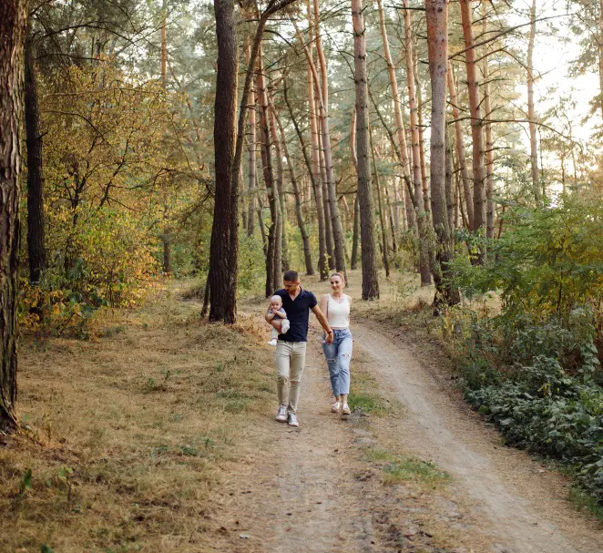 une famille se ballandant en forêt