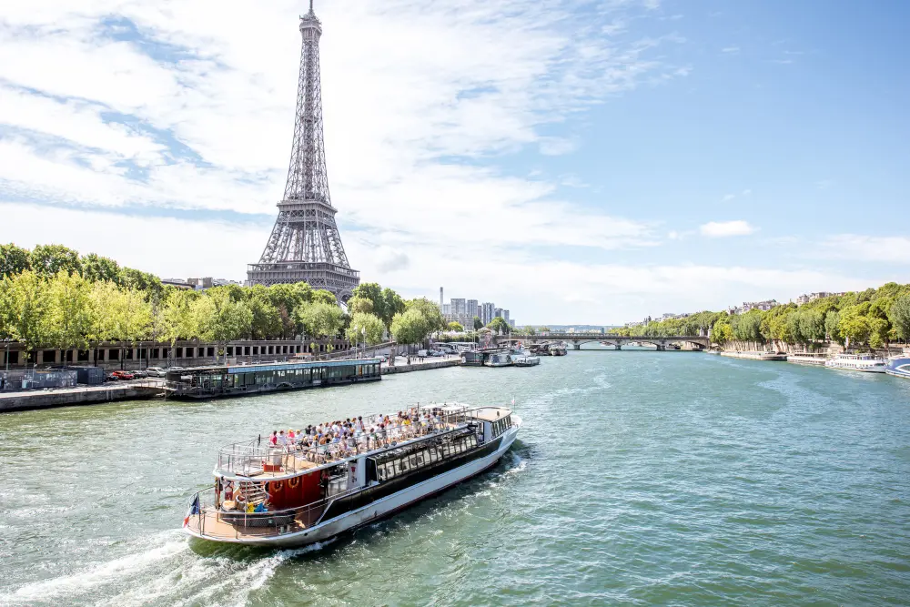 un bateau de croisière sur la seine